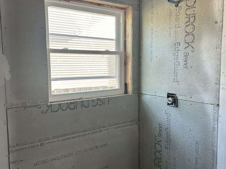 Preparación impermeable de ducha alrededor de una ventana