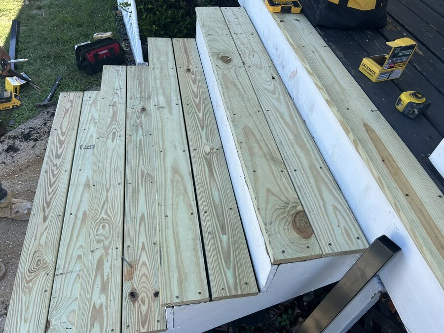 Construcción de nuevos escalones de terraza de madera tratada