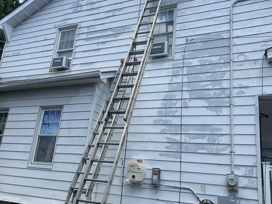 Revestimiento residencial preparado para pintura exterior con escalera de acceso