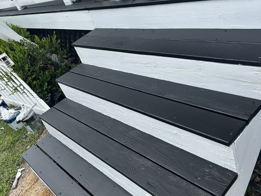 Escalones exteriores recién pintados en negro y blanco