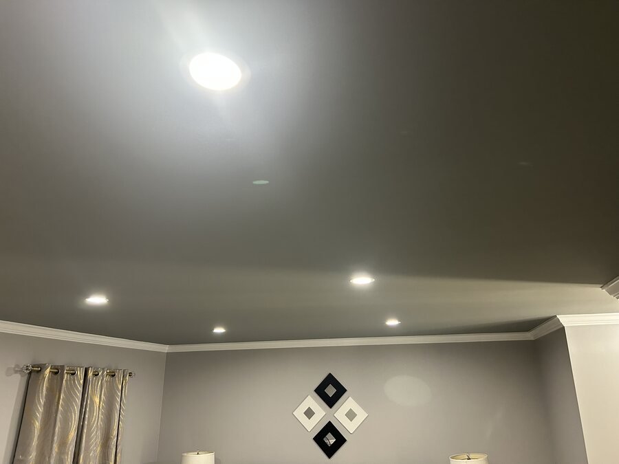 Techo interior terminado con iluminación empotrada, molduras y sala acabada
