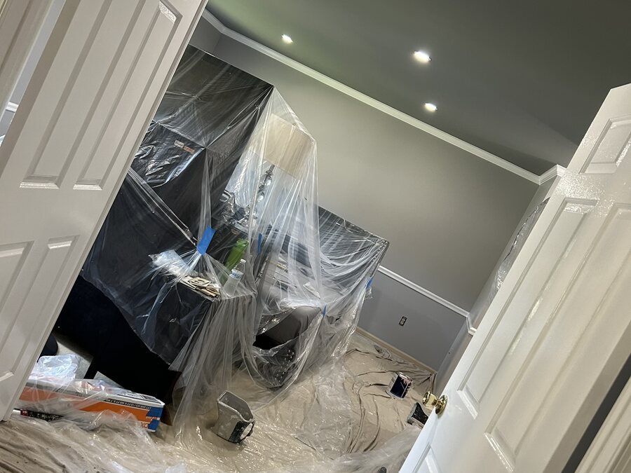 Trabajo de techo y molduras protegido durante una remodelación interior